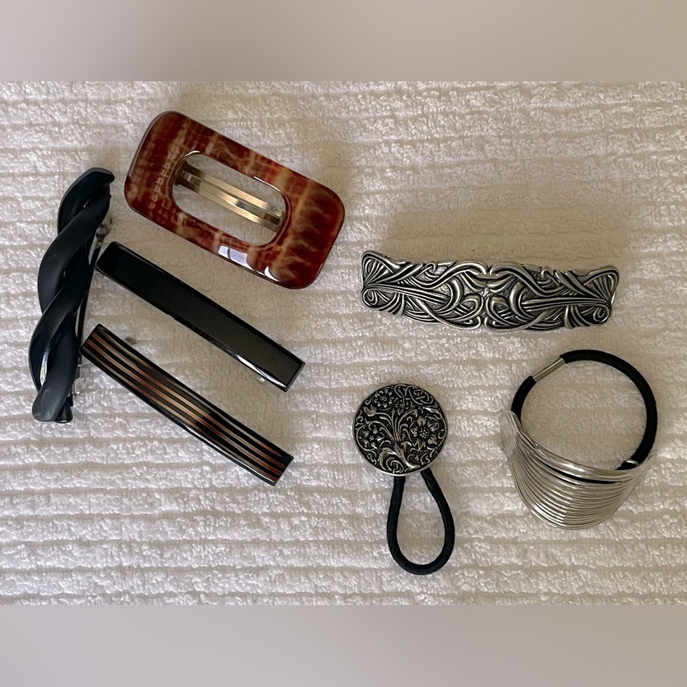 Bundle of 7 barrettes: 4 plastic, 3 metal